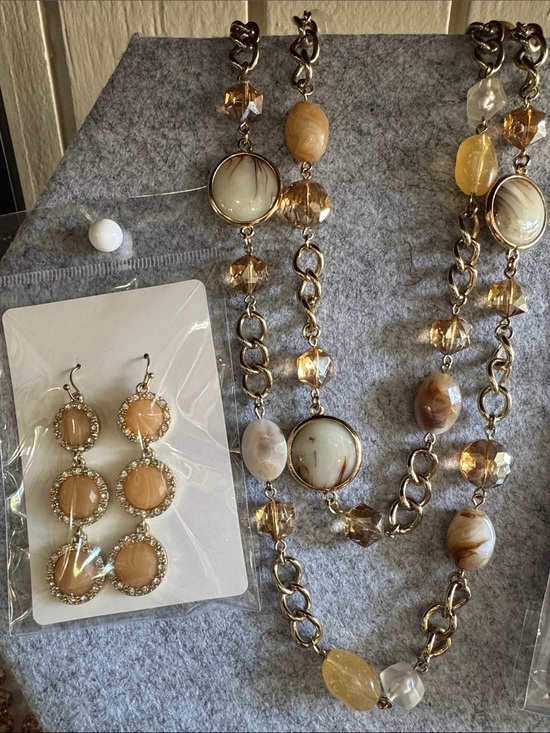 Accessories - Gold-Tone Beige Agate Pendant Necklace and Drop Earrings Set